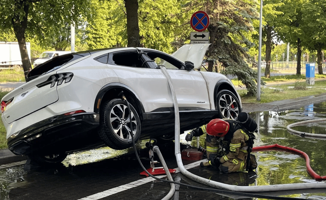 Pożary samochodów elektrycznych – fakty, mity i statystyki - Greenkick