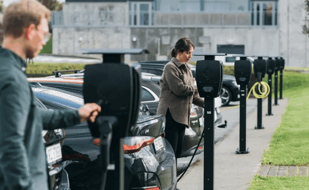 Słupki do stacji ładowania typu wallbox – jakie materiały i wykończenia wybrać- BLOG - Greenkick