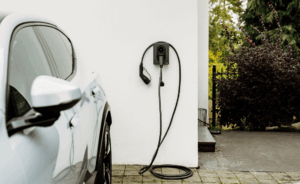 Montaż stacji ładowania w garażu przy domu jednorodzinnym - 8% czy 23% VAT - BLOG - Greenkick