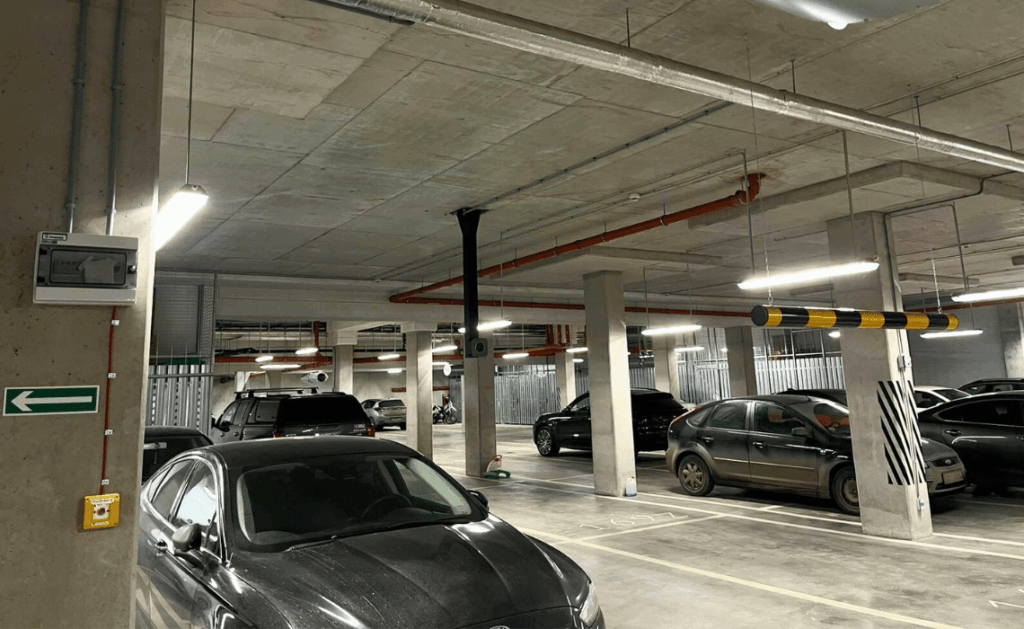 Montaż na słupku sufitowym w garażu wielostanowiskowym - BLOG - Greenkick