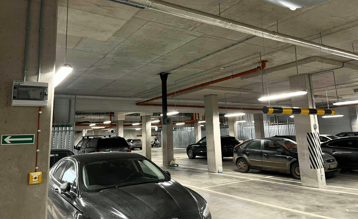 Montaż na słupku sufitowym w garażu wielostanowiskowym - BLOG - Greenkick