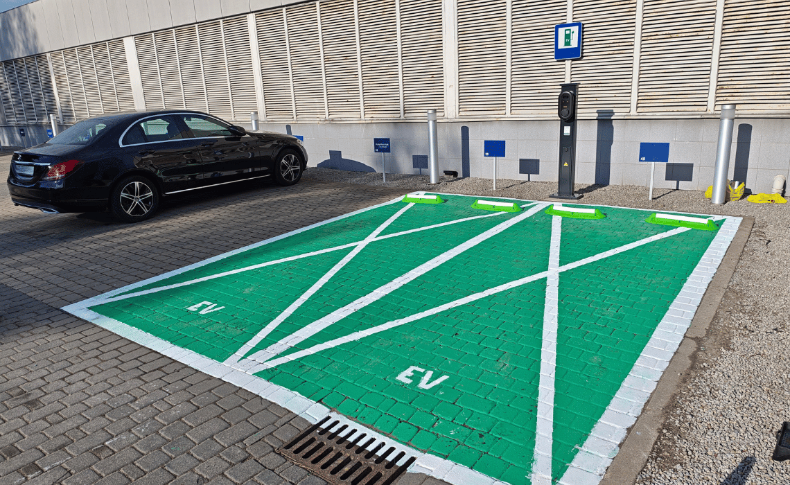 Stacja ładowania na parkingu firmowym - jak zaplanować inwestycję, która będzie działała także za 5 lat - BLOG - Greenkick
