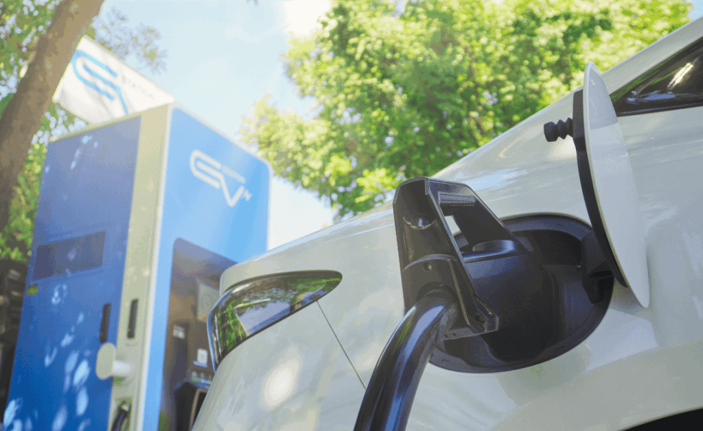 Jak zaprojektować nowoczesną stację ładowania samochodów elektrycznych Funkcjonalność, bezpieczeństwo i identyfikacja wizualna - BLOG - Greenkick
