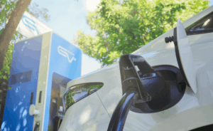 Jak zaprojektować nowoczesną stację ładowania samochodów elektrycznych Funkcjonalność, bezpieczeństwo i identyfikacja wizualna - BLOG - Greenkick